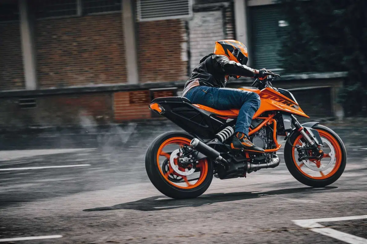 KTM presenta la collezione abbigliamento e accessori dedicata alla Duke (4)
