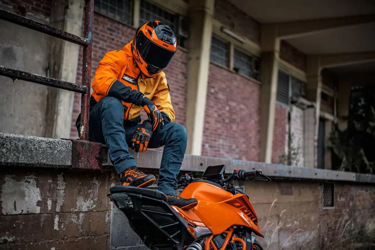 KTM presenta la collezione abbigliamento e accessori dedicata alla Duke (6)