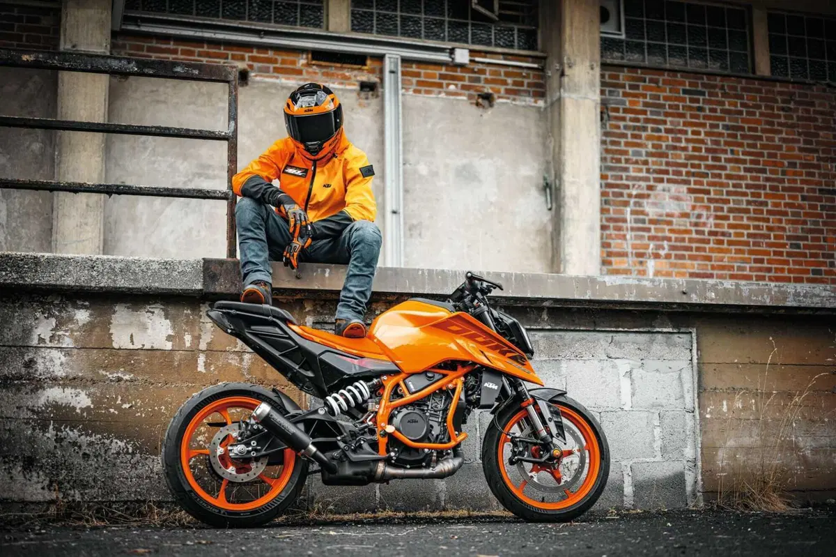 KTM presenta la collezione abbigliamento e accessori dedicata alla Duke (23)