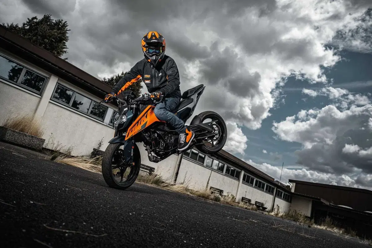 KTM presenta la collezione abbigliamento e accessori dedicata alla Duke (24)