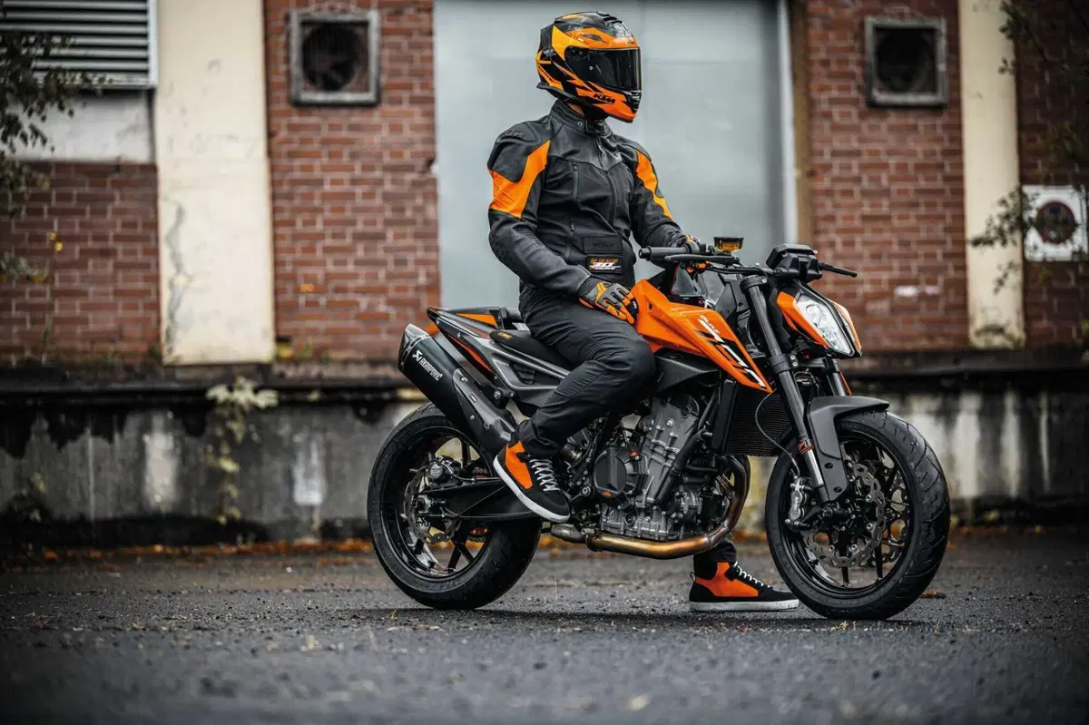 KTM presenta la collezione abbigliamento e accessori dedicata alla Duke (25)