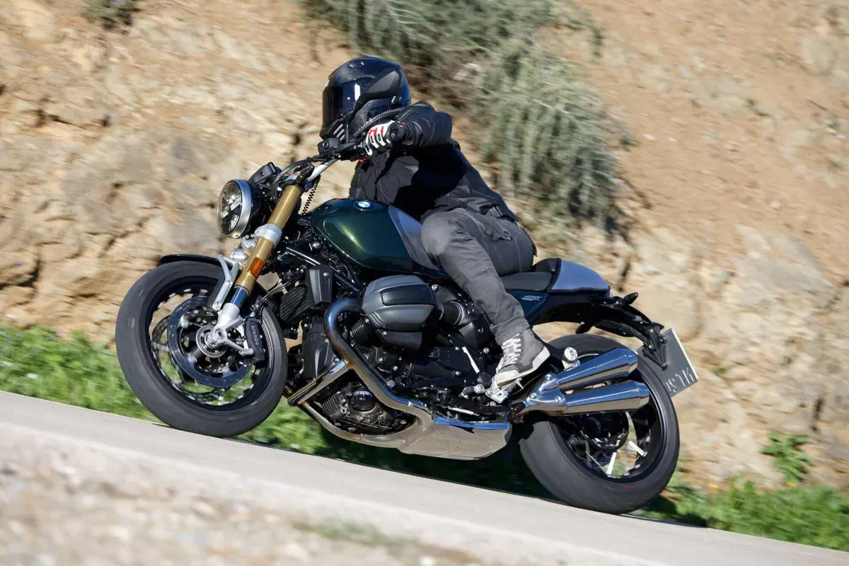 BMW R 12 nineT: stile e prestazioni. La nostra prova, pregi e difetti [VIDEO E GALLERY] (3)
