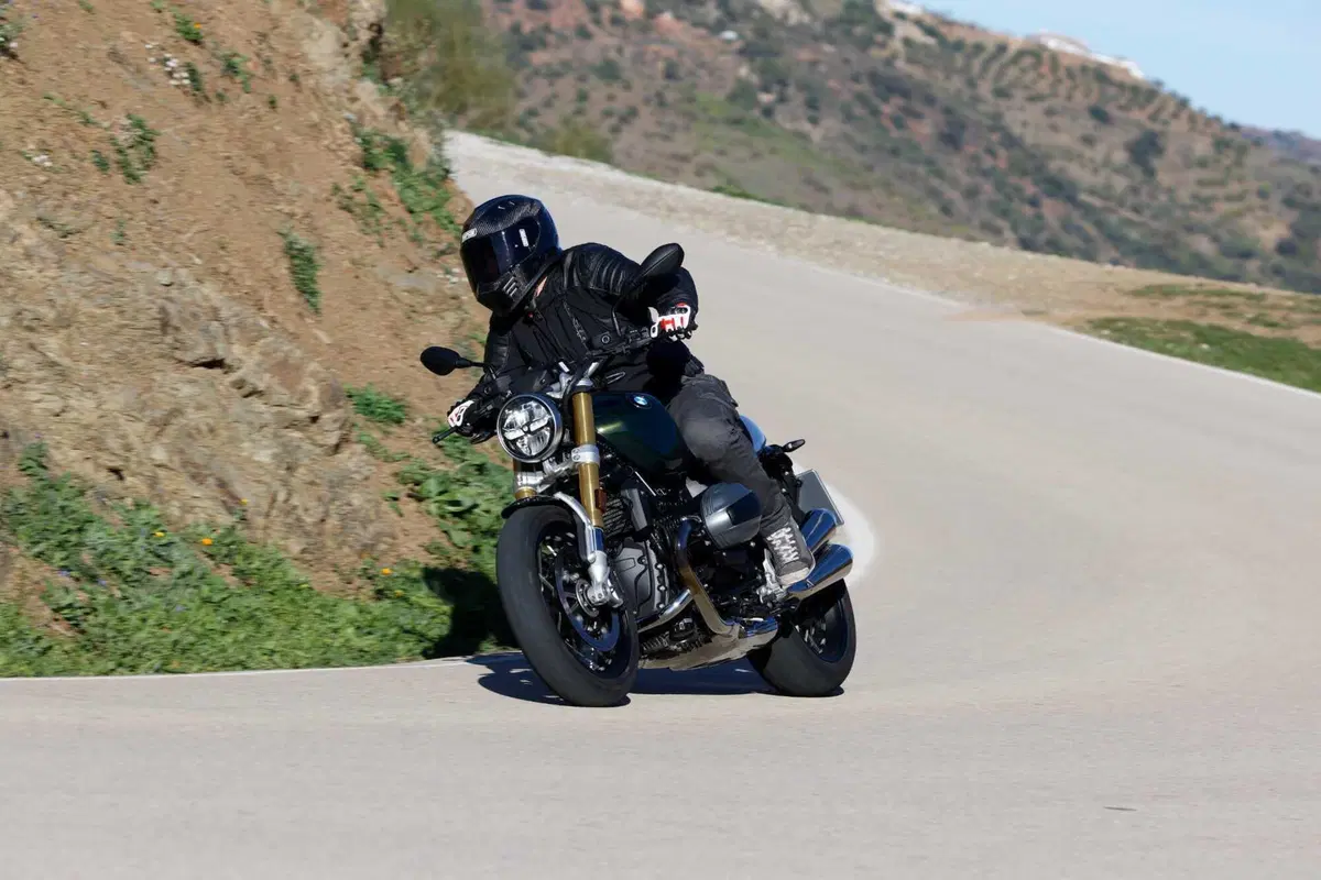 BMW R 12 nineT: stile e prestazioni. La nostra prova, pregi e difetti [VIDEO E GALLERY] (5)