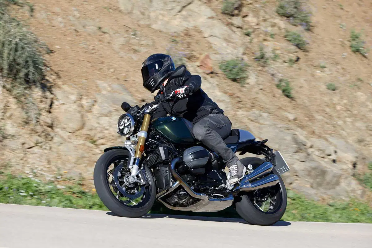 BMW R 12 nineT: stile e prestazioni. La nostra prova, pregi e difetti [VIDEO E GALLERY] (6)