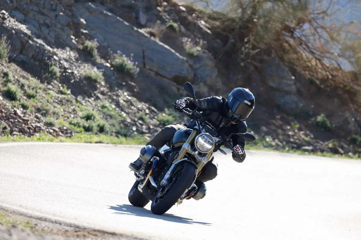 BMW R 12 nineT: stile e prestazioni. La nostra prova, pregi e difetti [VIDEO E GALLERY] (10)