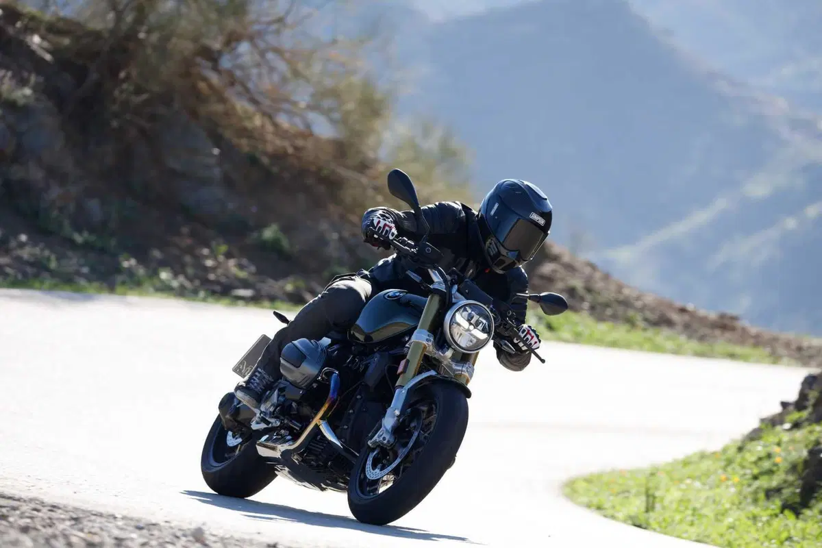 BMW R 12 nineT: stile e prestazioni. La nostra prova, pregi e difetti [VIDEO E GALLERY] (11)