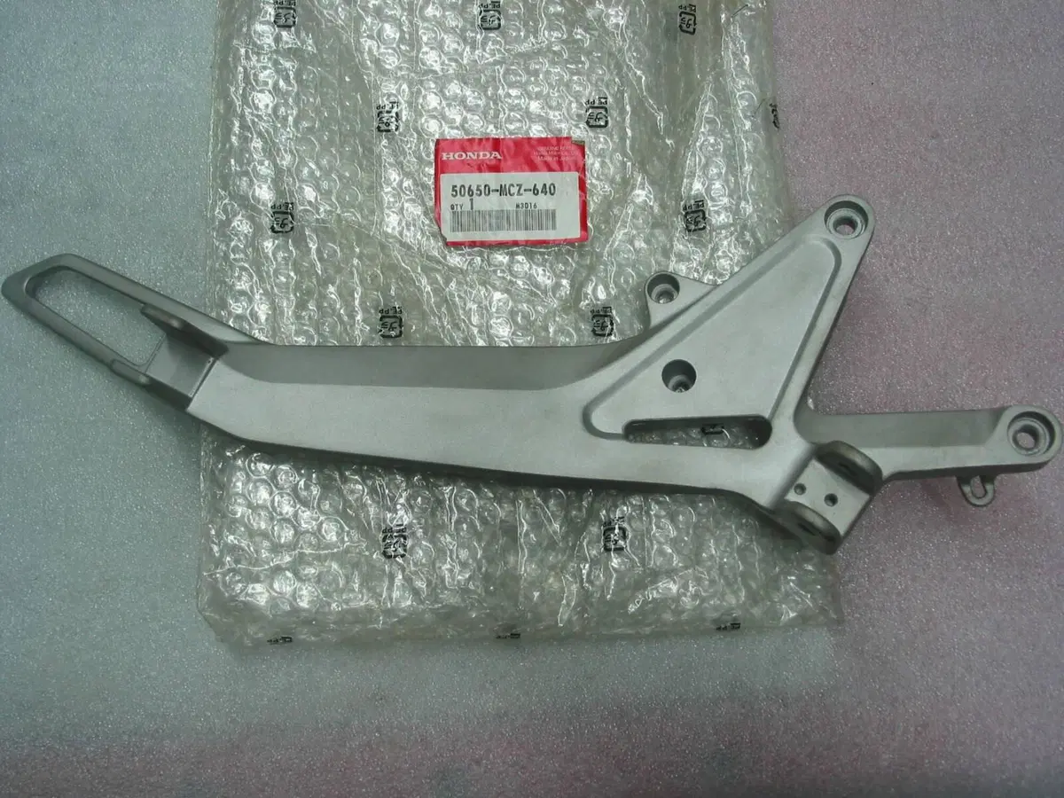 STAFFA PEDANA DX.HORNET 600 Honda