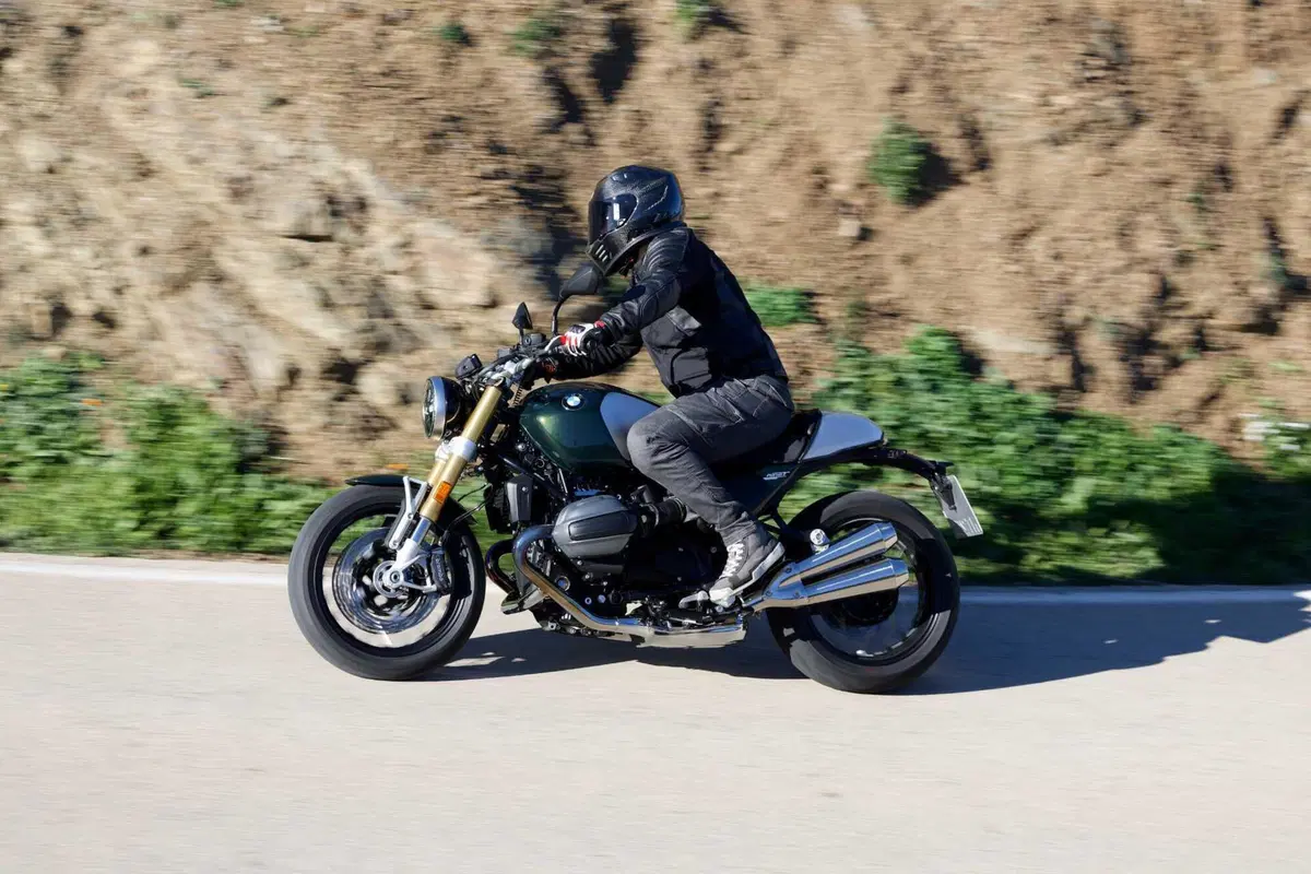 BMW R 12 nineT: stile e prestazioni. La nostra prova, pregi e difetti [VIDEO E GALLERY]