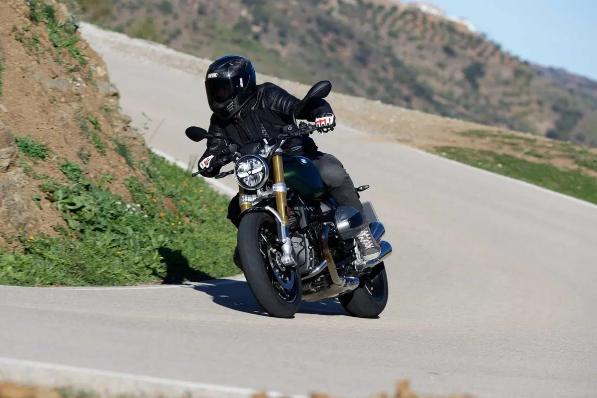 BMW R 12 nineT: stile e prestazioni. La nostra prova, pregi e difetti [VIDEO E GALLERY] (2)