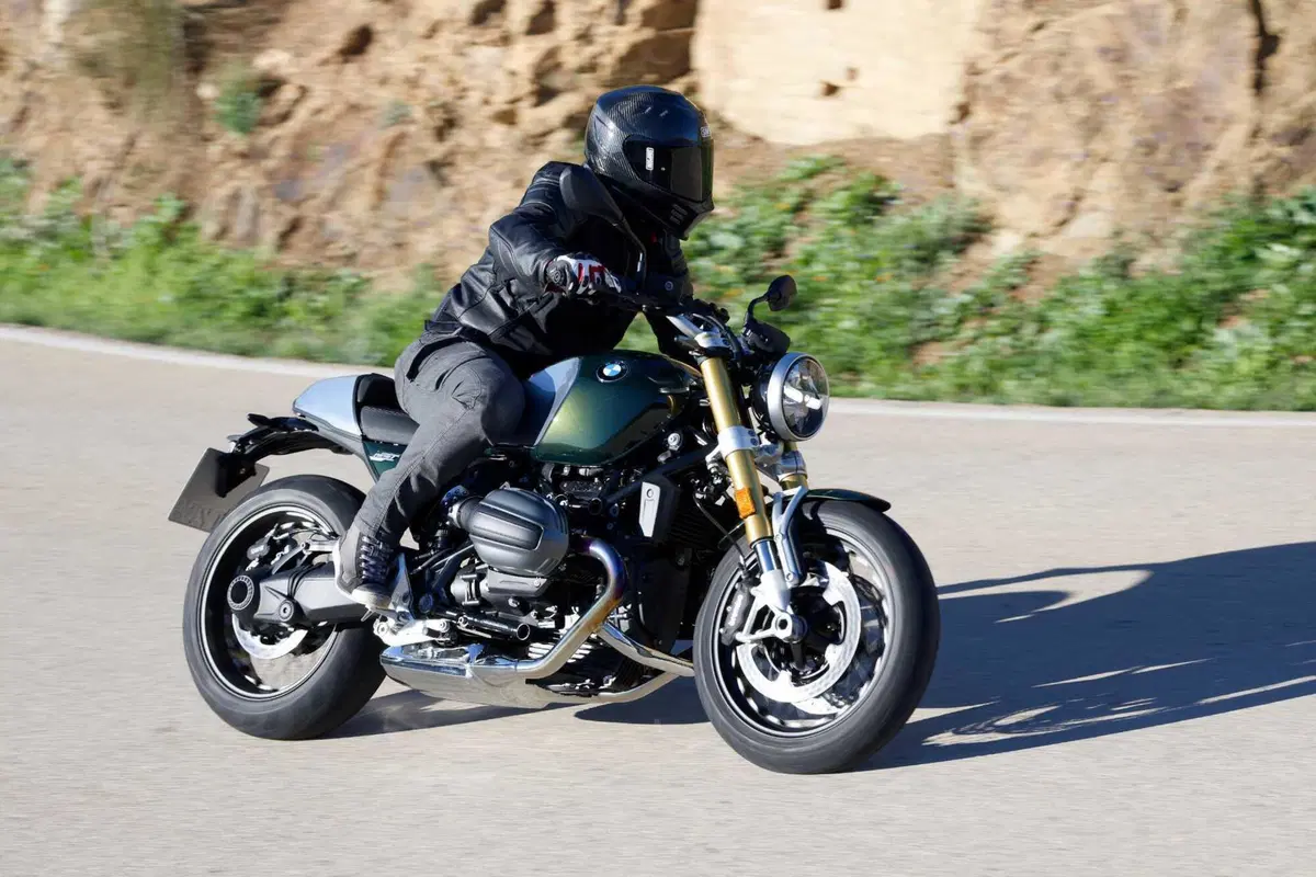 BMW R 12 nineT: stile e prestazioni. La nostra prova, pregi e difetti [VIDEO E GALLERY] (4)