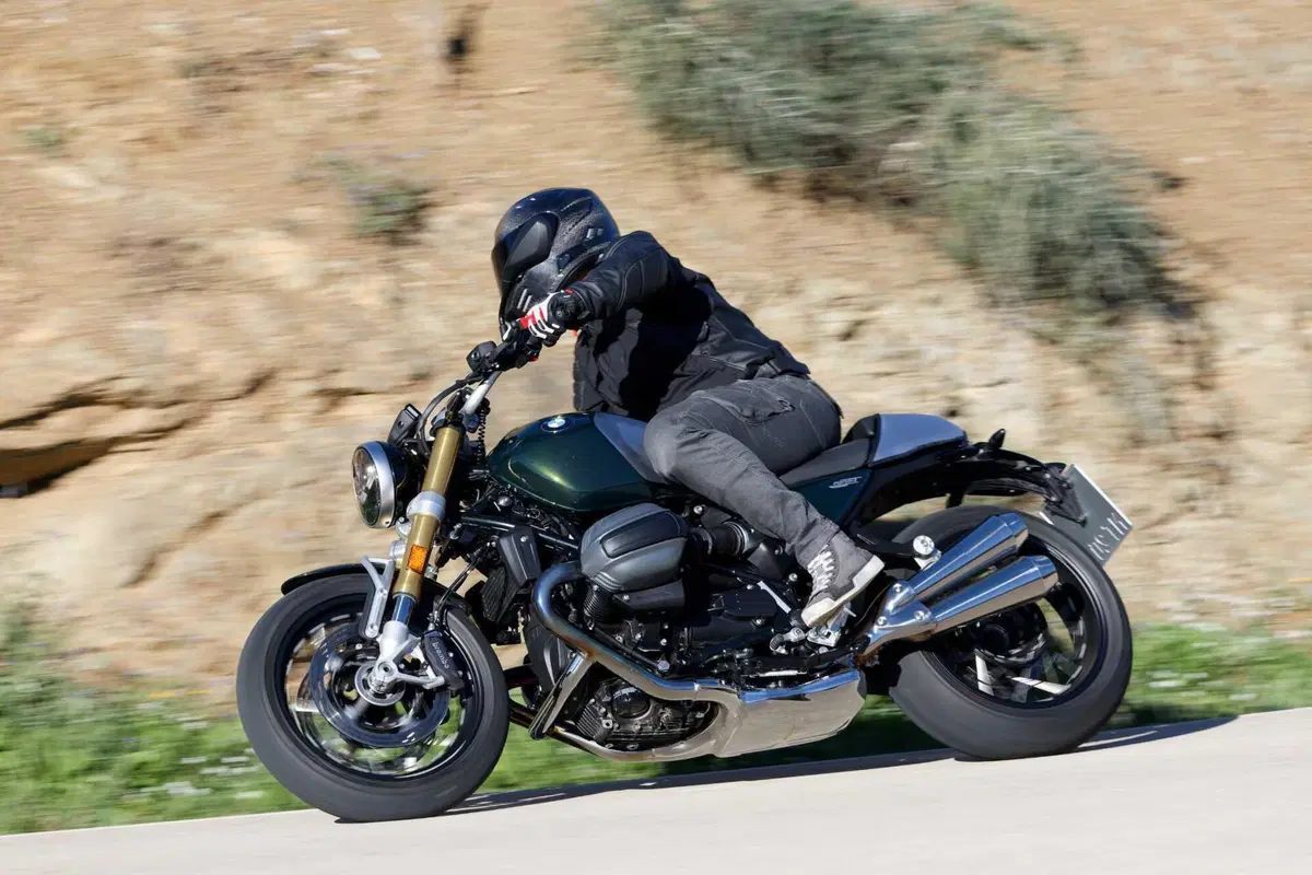 BMW R 12 nineT: stile e prestazioni. La nostra prova, pregi e difetti [VIDEO E GALLERY] (7)