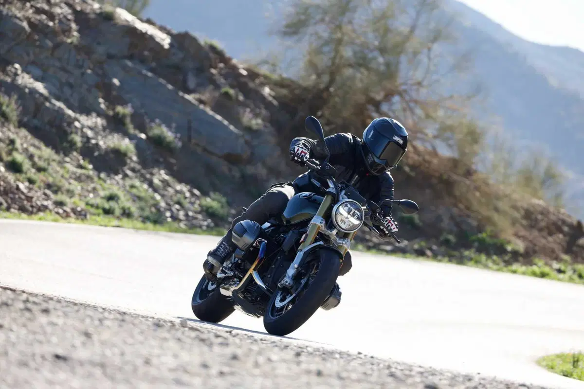 BMW R 12 nineT: stile e prestazioni. La nostra prova, pregi e difetti [VIDEO E GALLERY] (8)