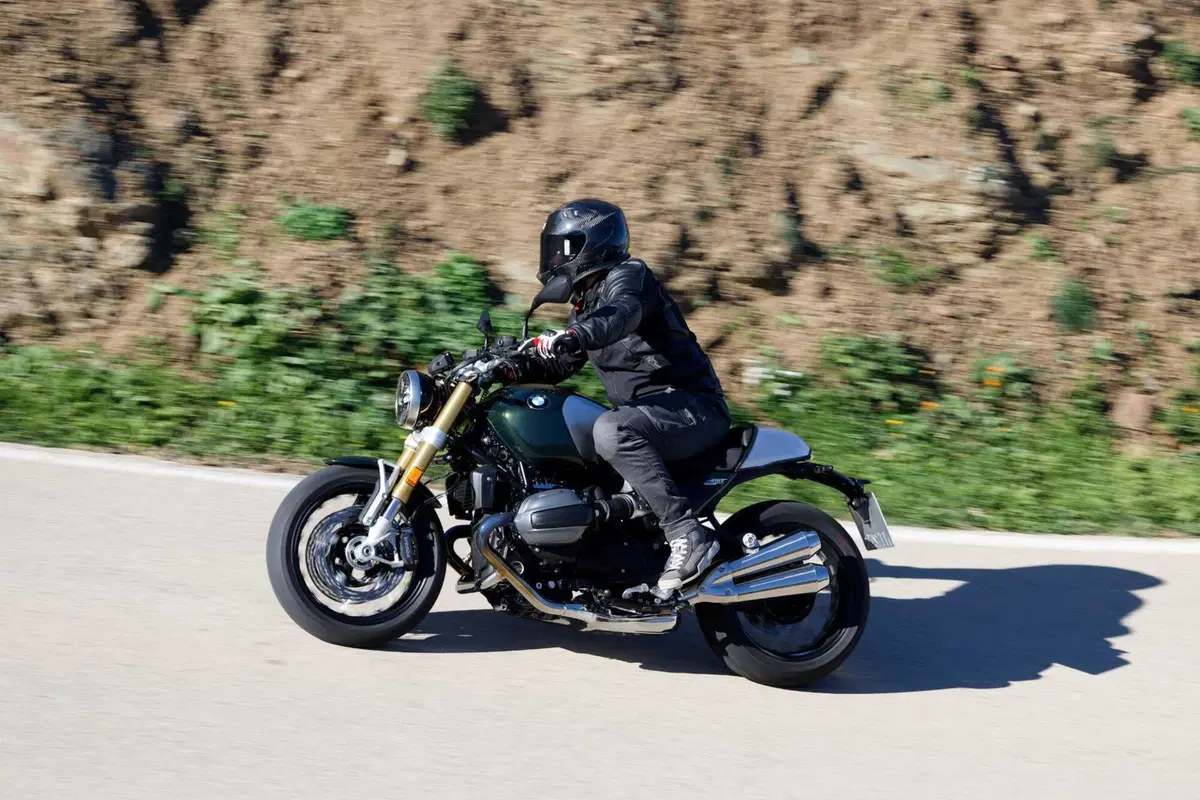 BMW R 12 nineT: stile e prestazioni. La nostra prova, pregi e difetti [VIDEO E GALLERY] (9)