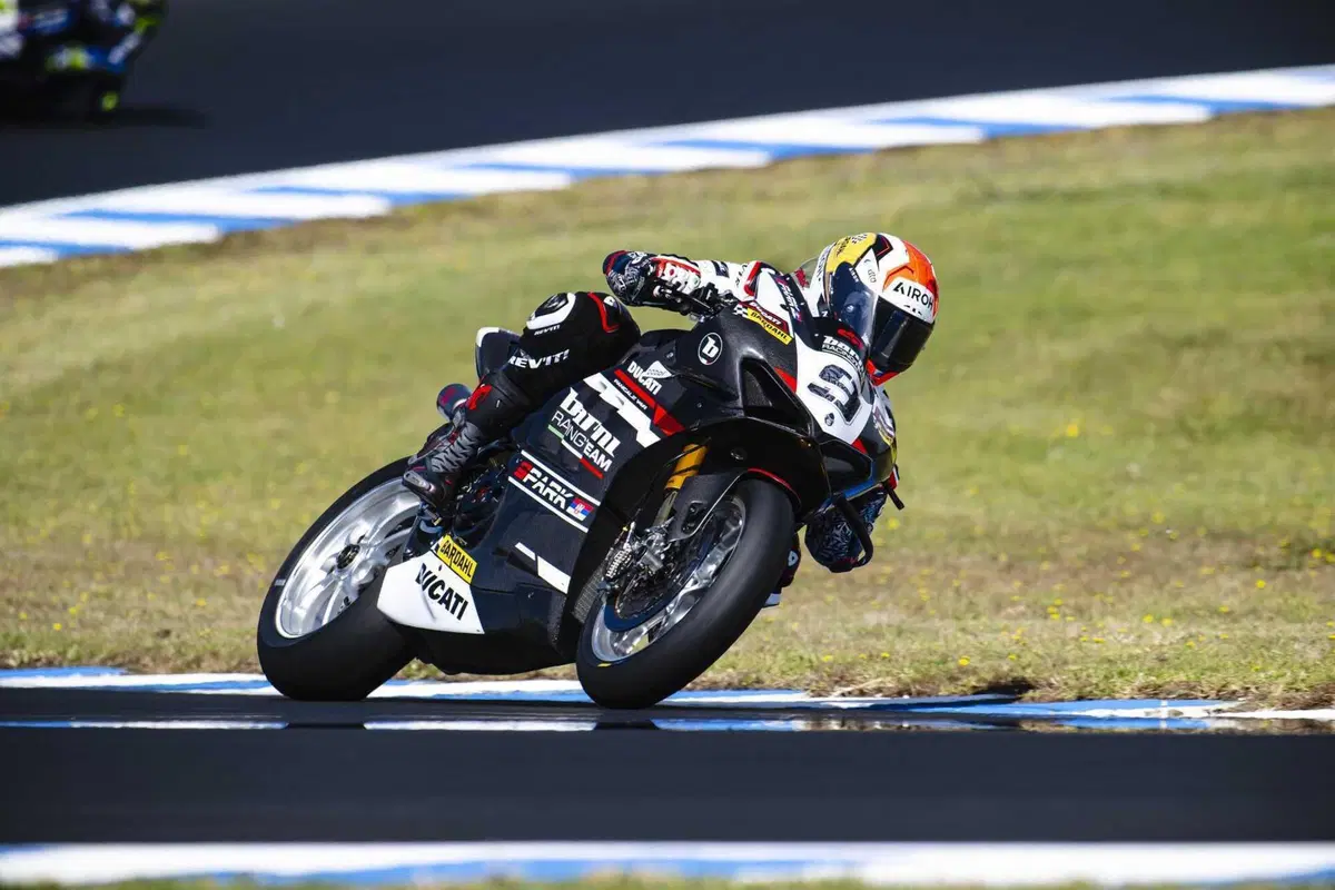 Uno sguardo in anteprima al casco AIROH GP 800 FIM RACING #1. Lo utilizzano Petrucci, Alonso e Locatelli [GALLERY] (14)