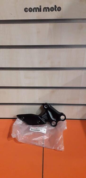 Supporto pedana ant. Sx Yamaha 39P274420000 (2)