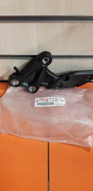 -Supporto pedana ant. Dx Yamaha 39P274430000