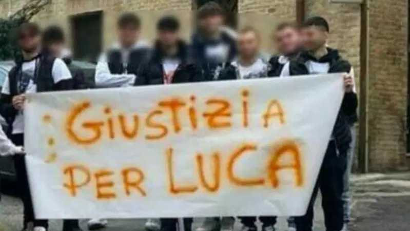A 18 anni perde la vita in moto, la Procura chiede l'archiviazione del caso. Gli amici protestano in Tribunale