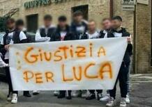 A 18 anni perde la vita in moto, la Procura chiede l'archiviazione del caso. Gli amici protestano in Tribunale