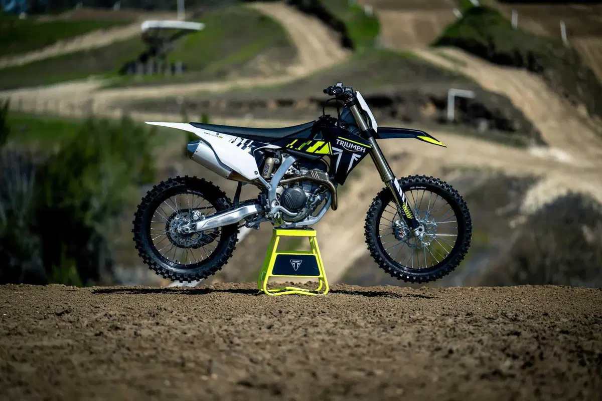 Triumph TF 250-X TEST: come va la nuova moto da cross inglese. Pro e contro [VIDEO E GALLERY]