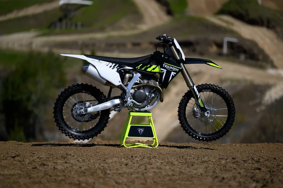 Triumph TF 250-X TEST: come va la nuova moto da cross inglese. Pro e contro [VIDEO E GALLERY] (2)