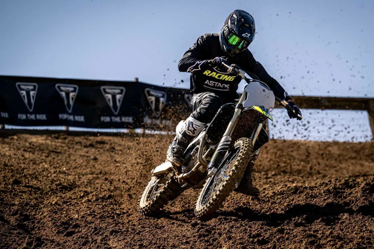 Triumph TF 250-X TEST: come va la nuova moto da cross inglese. Pro e contro [VIDEO E GALLERY] (7)