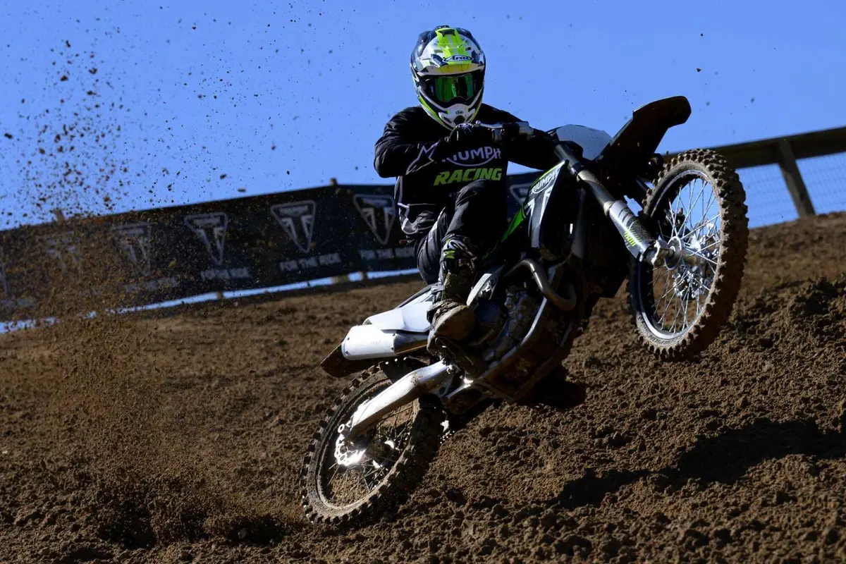 Triumph TF 250-X TEST: come va la nuova moto da cross inglese. Pro e contro [VIDEO E GALLERY] (9)