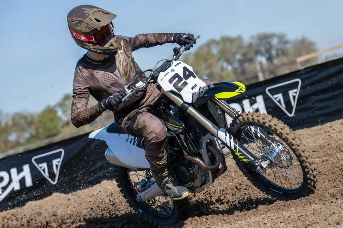 Triumph TF 250-X TEST: come va la nuova moto da cross inglese. Pro e contro [VIDEO E GALLERY] (2)