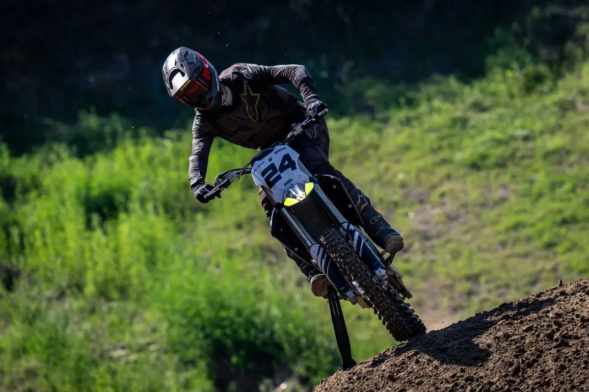 Triumph TF 250-X TEST: come va la nuova moto da cross inglese. Pro e contro [VIDEO E GALLERY] (6)