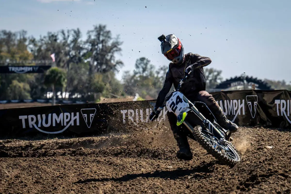 Triumph TF 250-X TEST: come va la nuova moto da cross inglese. Pro e contro [VIDEO E GALLERY] (8)