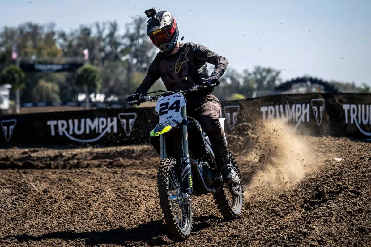 Triumph TF 250-X TEST: come va la nuova moto da cross inglese. Pro e contro [VIDEO E GALLERY] (9)
