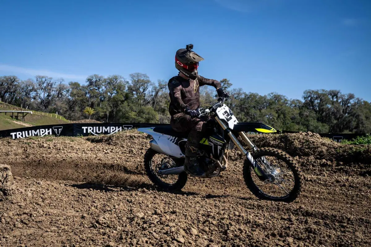 Triumph TF 250-X TEST: come va la nuova moto da cross inglese. Pro e contro [VIDEO E GALLERY] (14)