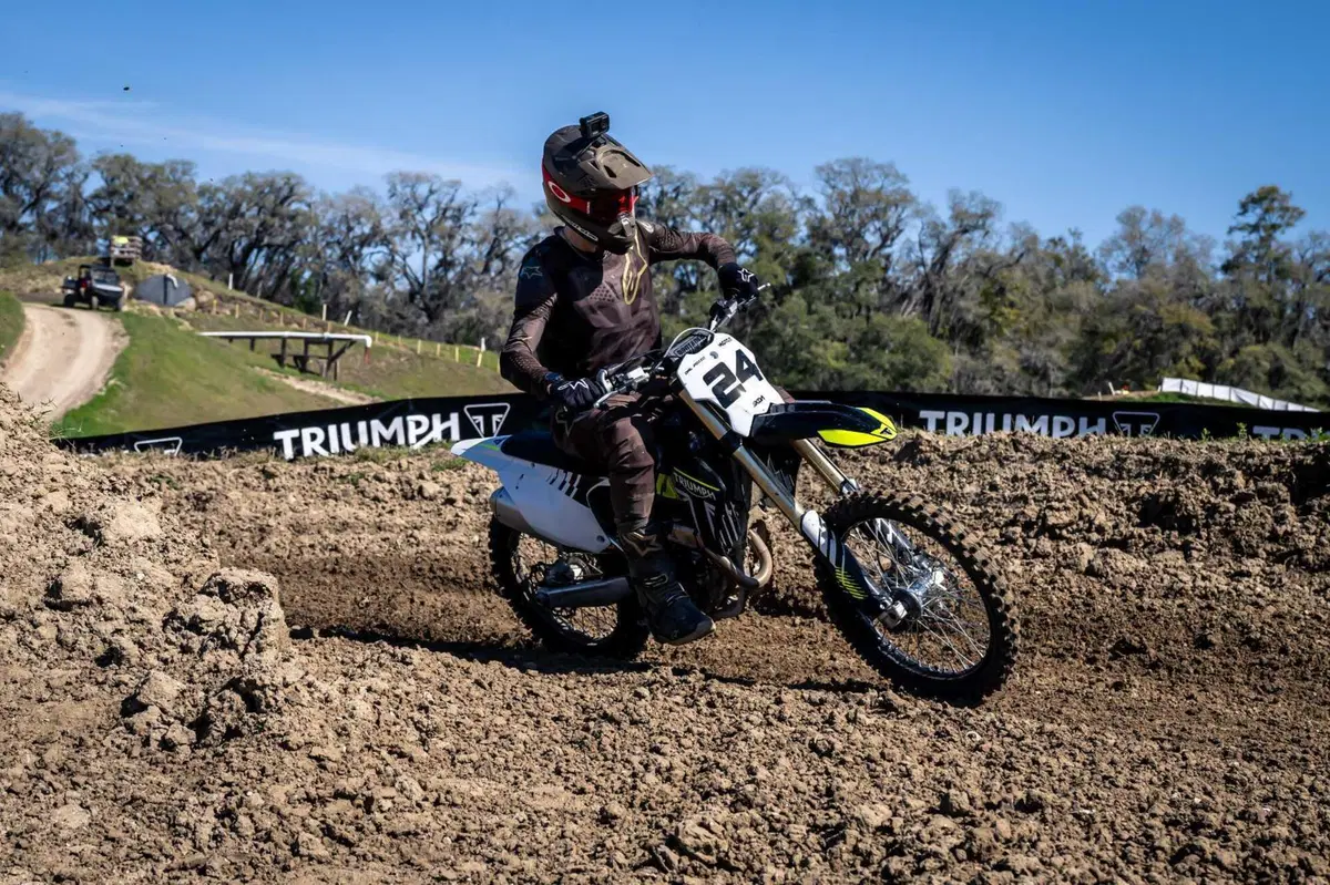 Triumph TF 250-X TEST: come va la nuova moto da cross inglese. Pro e contro [VIDEO E GALLERY] (15)