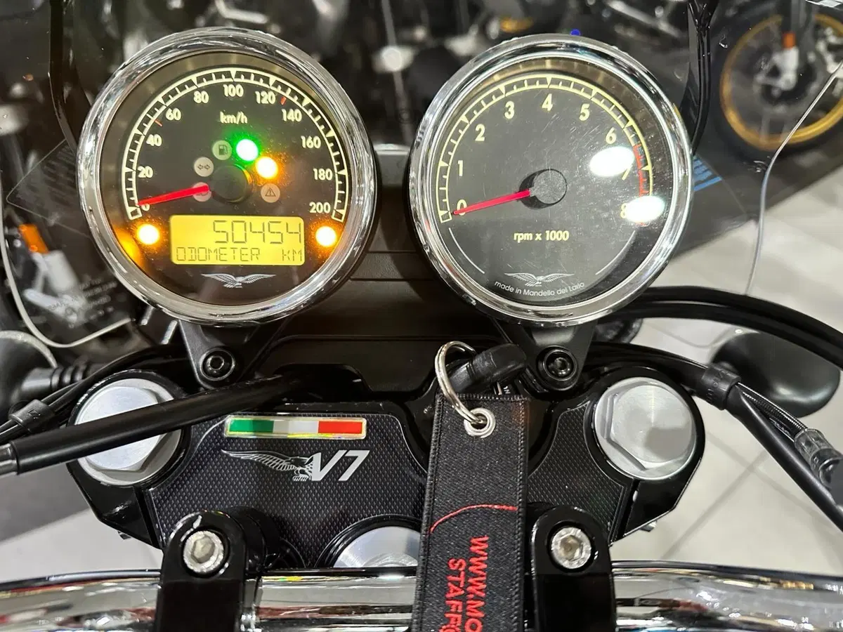 Moto Guzzi V7 III Special (2017 - 20) (8)