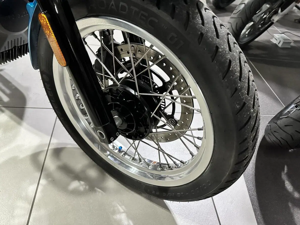 Moto Guzzi V7 III Special (2017 - 20) (17)