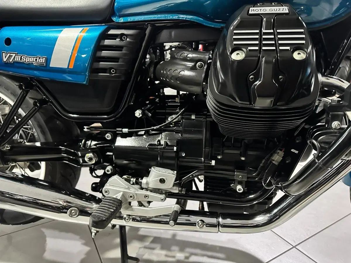 Moto Guzzi V7 III Special (2017 - 20) (19)
