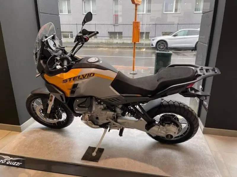 Moto Guzzi Stelvio (2024 - 26) (4)