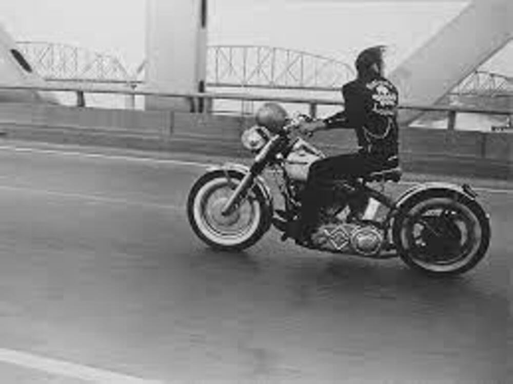Forse il pi&ugrave; celebre scatto motociclistico di Danny Lyon, ispiratore di The Bikeriders