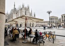 Milano, agente della Polizia Locale tampona volutamente un ciclista