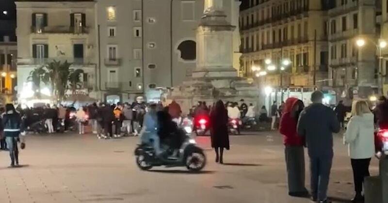 Napoli: scooter in Piazza Dante, le denunce dei residenti