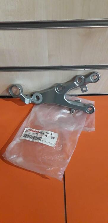 -Supporto pedana ant. Dx Yamaha R6 2C0274430000