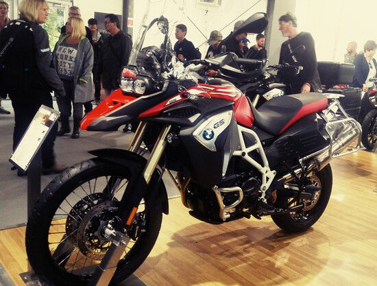 La F800GS Adventure, che riceve insieme alla F800GS il sistema ride by wire e l'omologazione Euro 4 