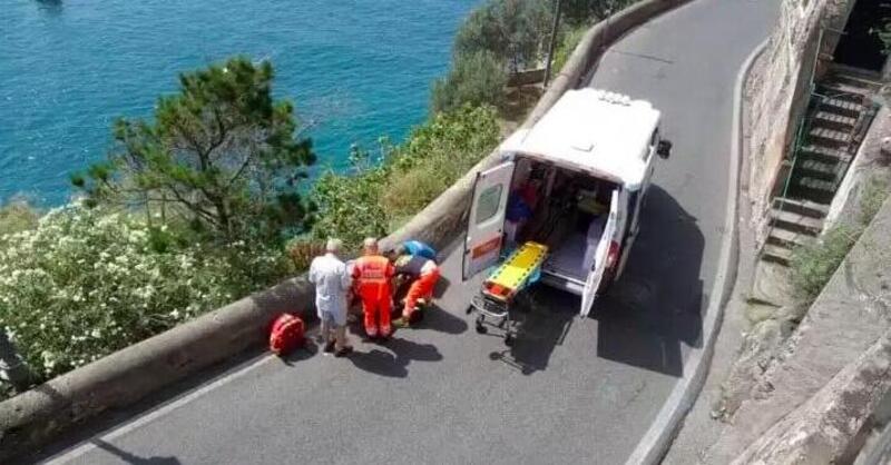 Tragedia sulla strada della Costiera Amalfitana: frontale tra moto e scooter non lascia scampo a un 19enne