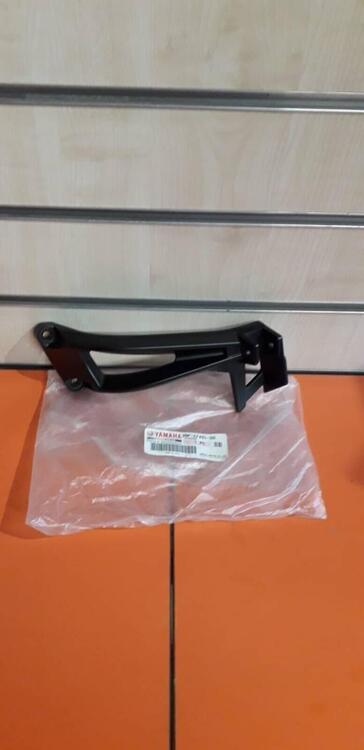 -Supporto pedana post Dx Yamaha FZ8 39P2742L0000