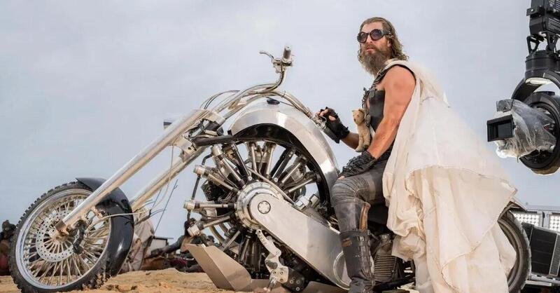 Che ci fa Chris Hemsworth in sella ad un chopper con motore radiale?
