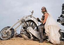 Che ci fa Chris Hemsworth in sella ad un chopper con motore radiale?