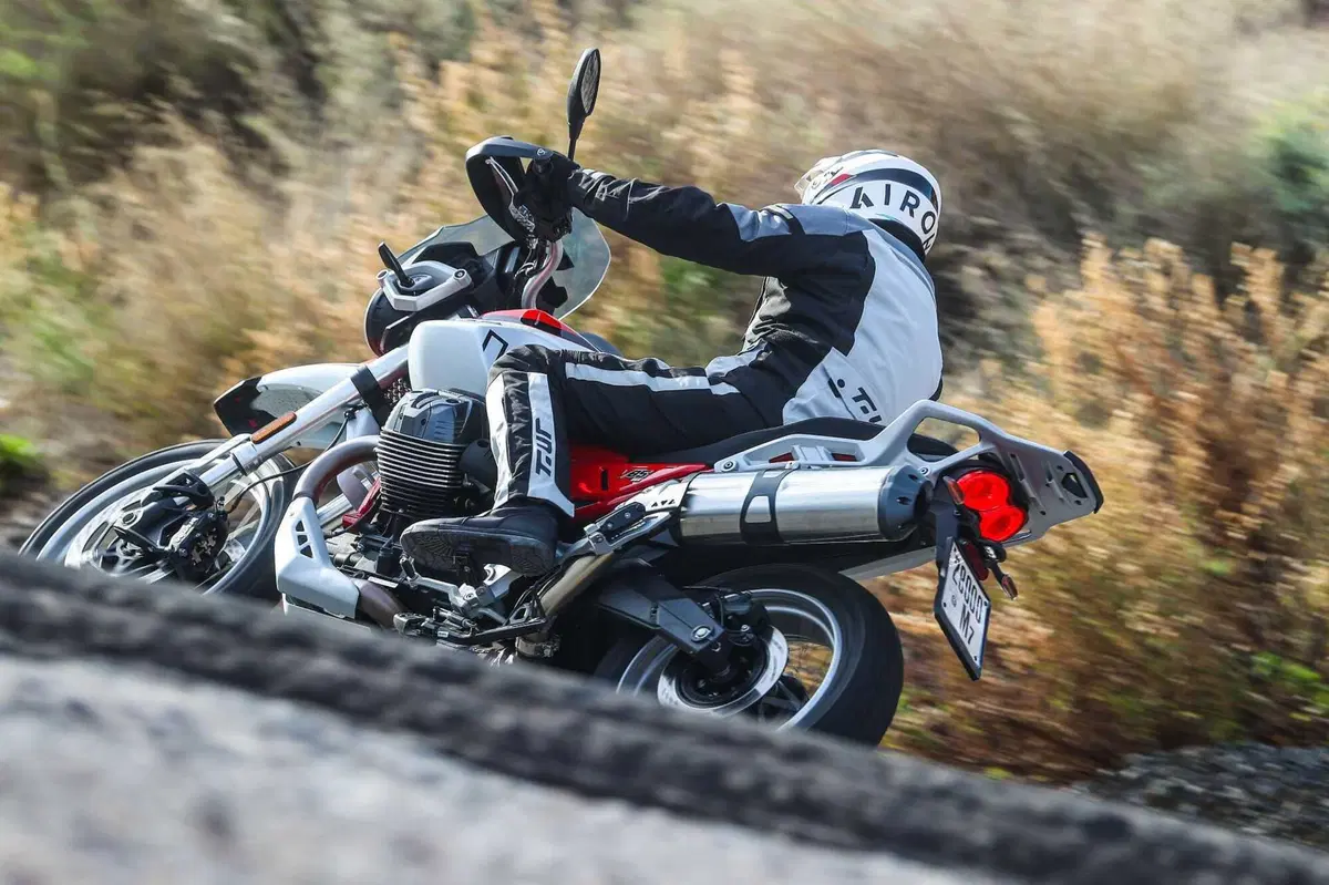 Moto Guzzi V85 TT 2024 TEST [VIDEO & GALLERY] (2)