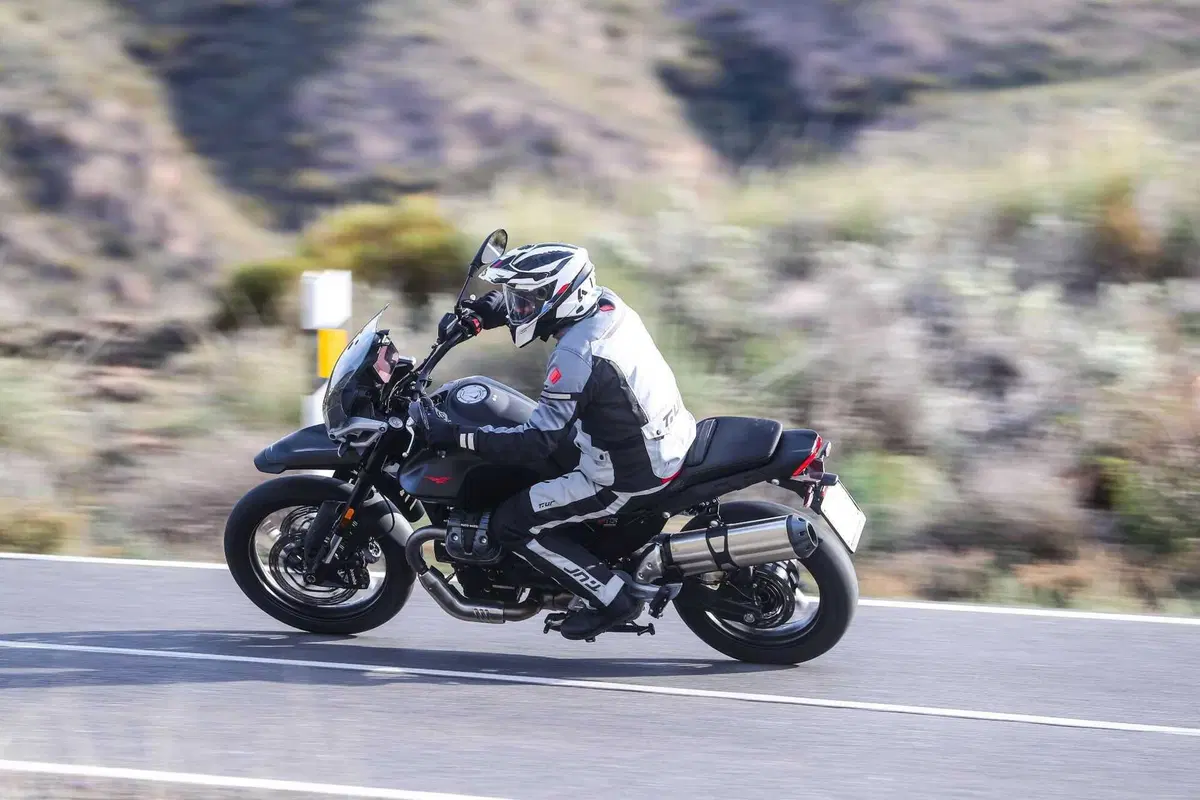 Moto Guzzi V85 TT 2024 TEST [VIDEO & GALLERY] (6)