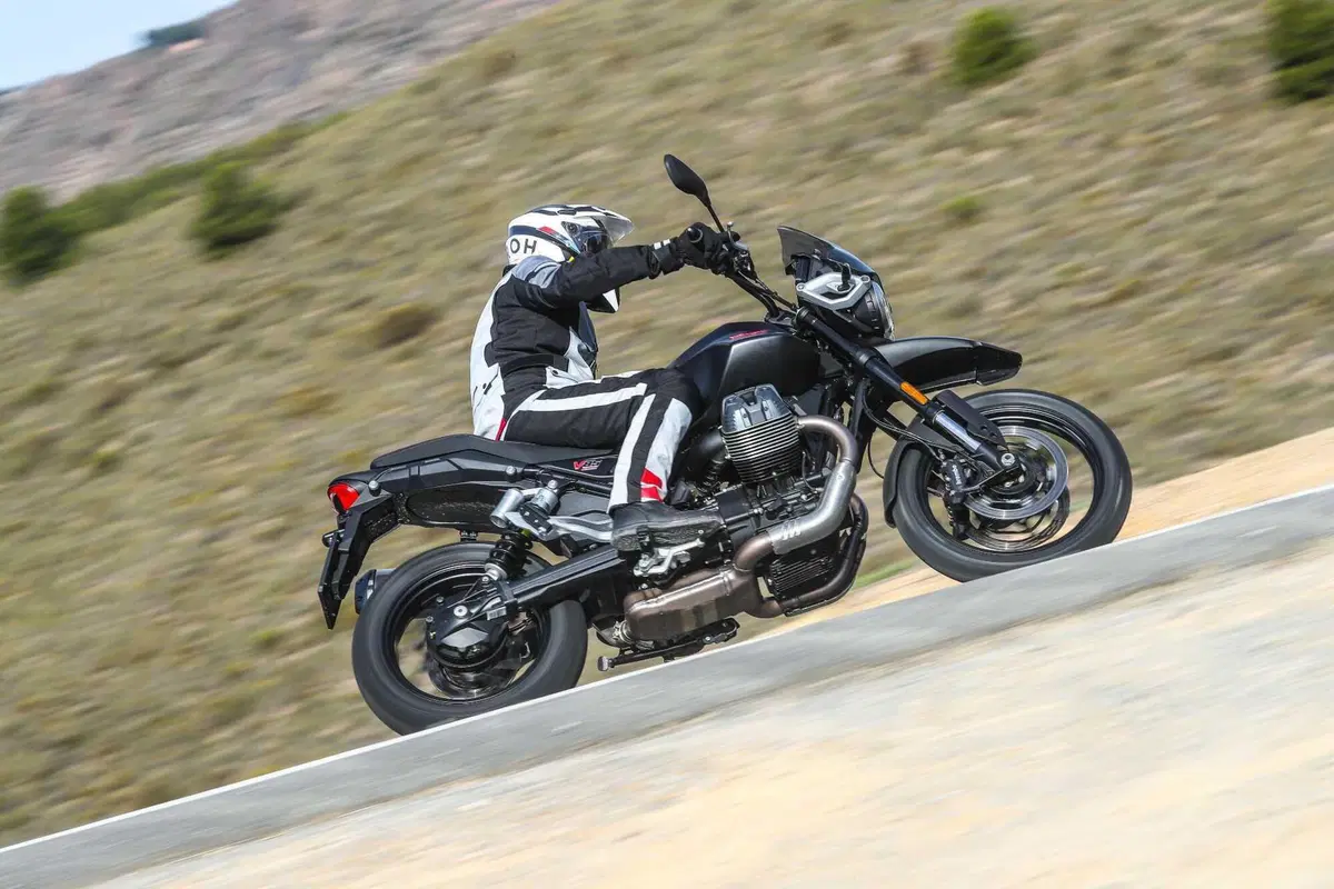 Moto Guzzi V85 TT 2024 TEST [VIDEO & GALLERY] (7)