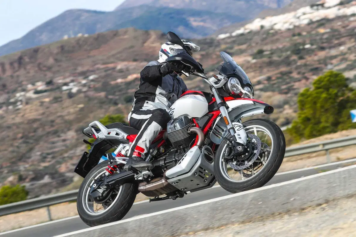 Moto Guzzi V85 TT 2024 TEST [VIDEO & GALLERY] (9)