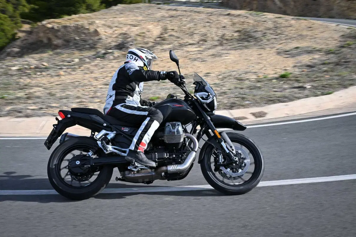 Moto Guzzi V85 TT 2024 TEST [VIDEO & GALLERY] (11)